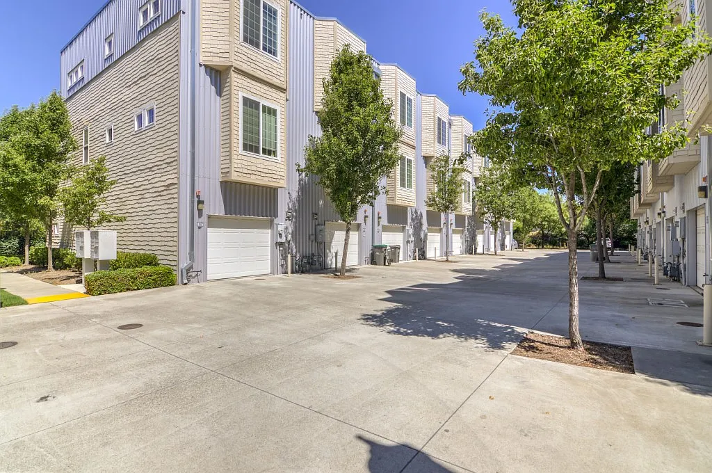 412 Harriet Ln photo 1