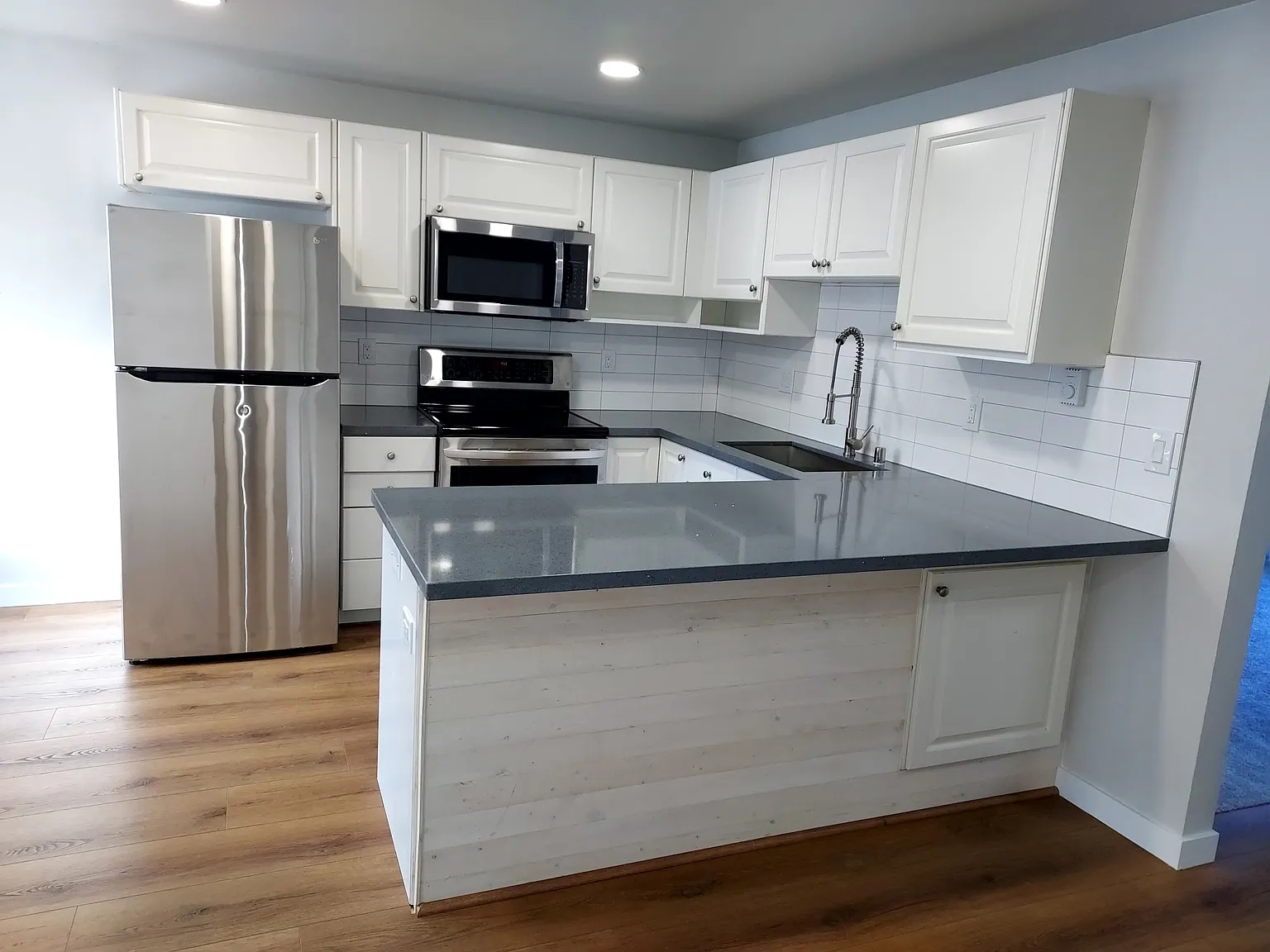 2 bed, 873 sqft, $2,100 — Photo 3