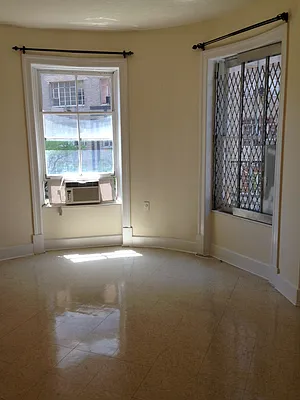 Rented by Maria Magoulas, LREB | media 22