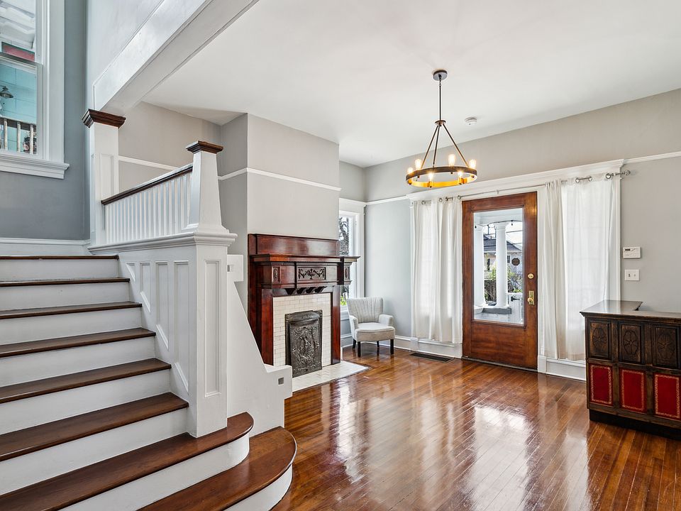 Lovely front entry area