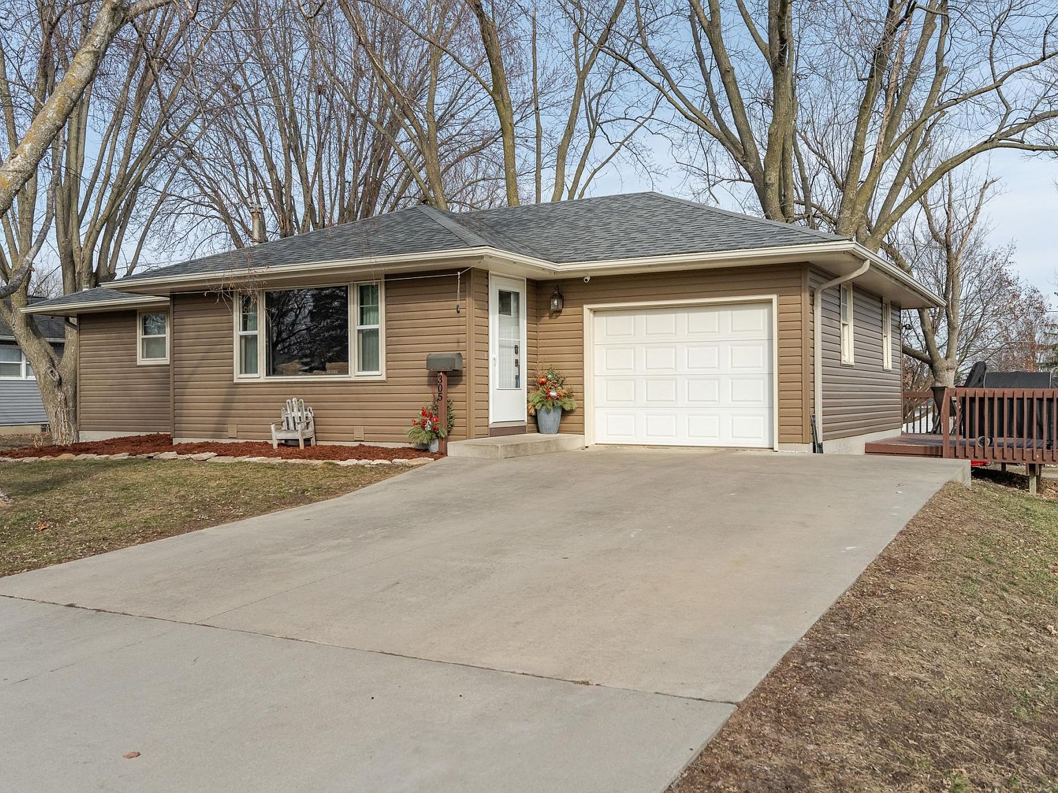 305 2nd St SE, Stewartville, MN 55976 Zillow