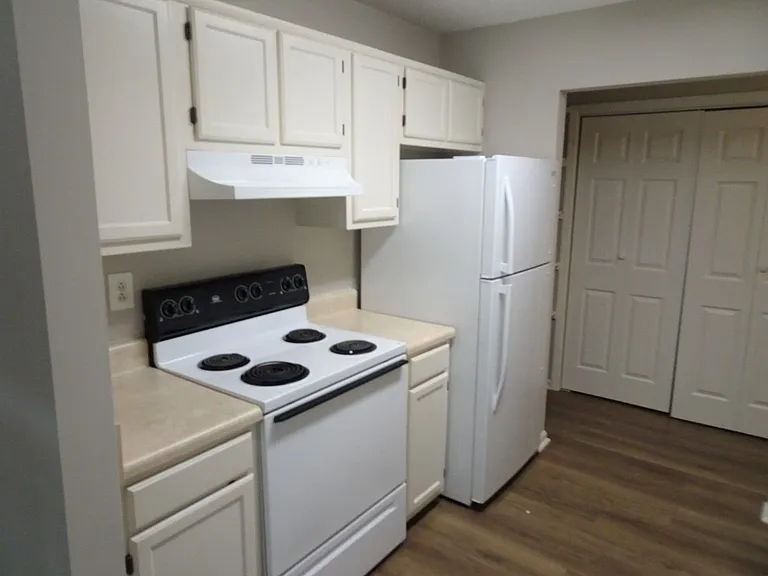 13-15 Oakmount Dr — Photo 5
