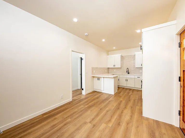3246 Altura Ave #B — Photo 3