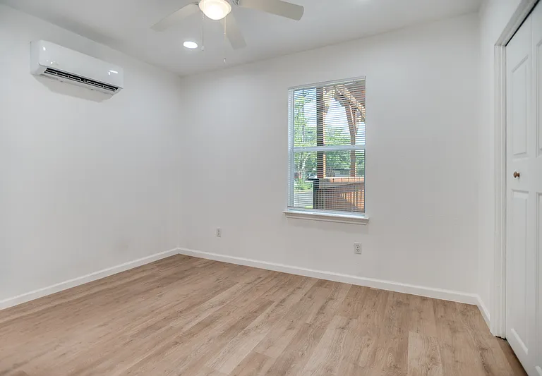 905 W Abram St #1 — Photo 7