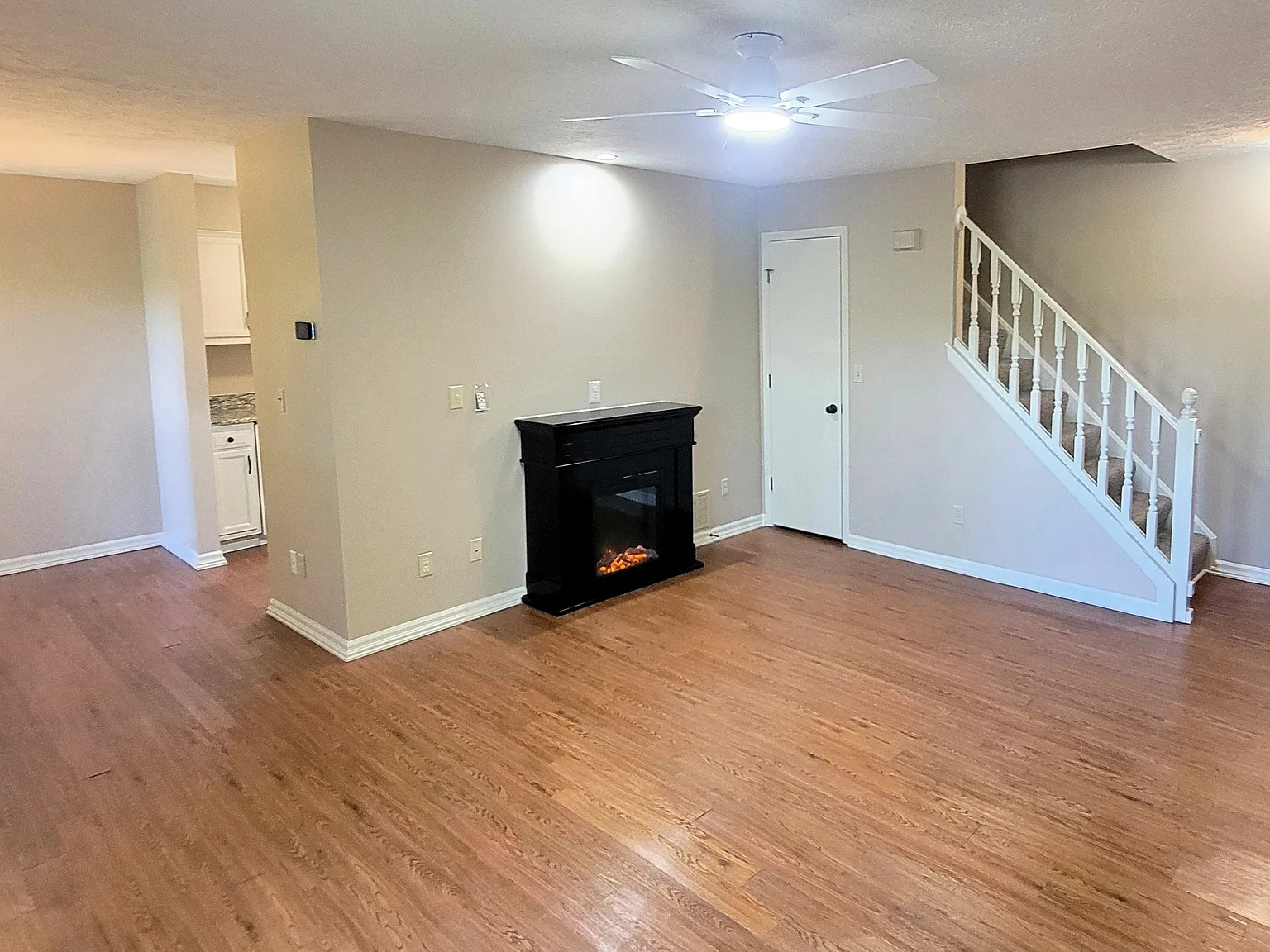 2 bed, 1.5 bath, 1100 sqft, $1,295 — Photo 3