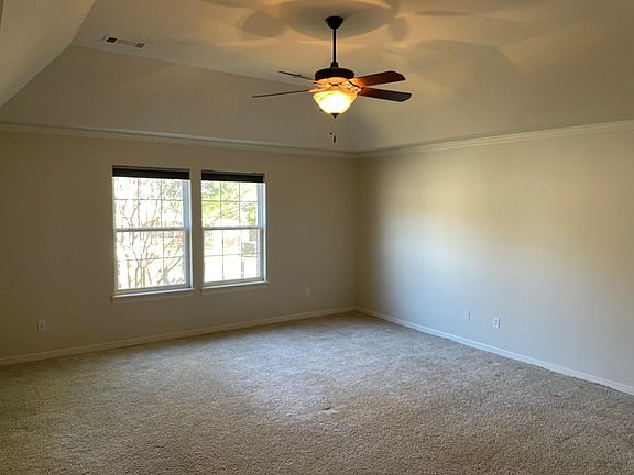 Master Bedroom (w Large Closet)