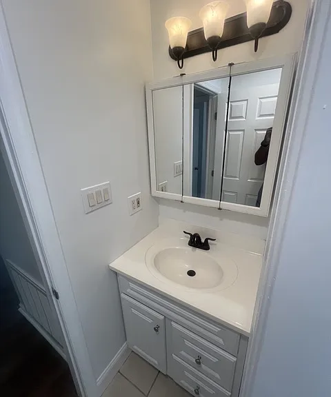 Hall full bathroom