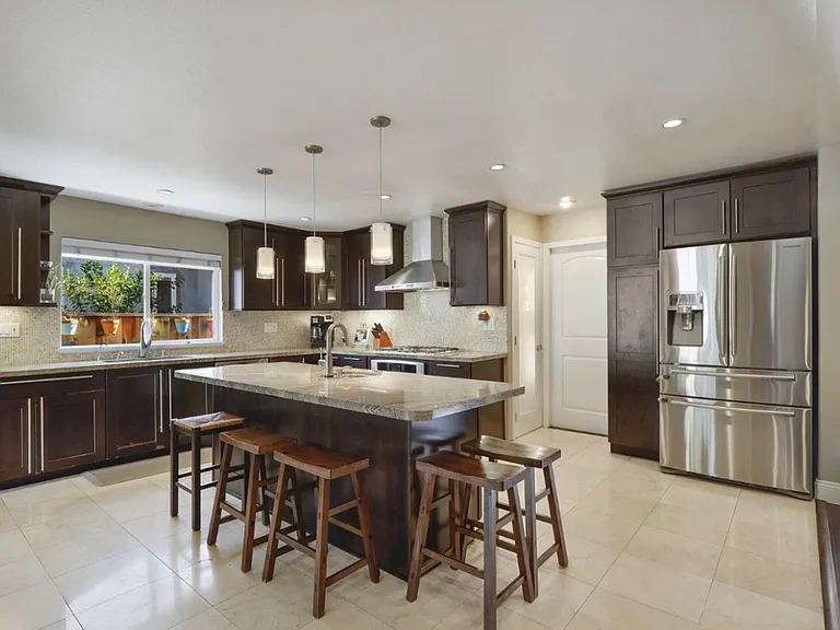 6208 Lillian Way — Photo 3