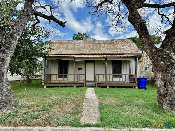 309 Hopkins St, Yoakum, TX 77995