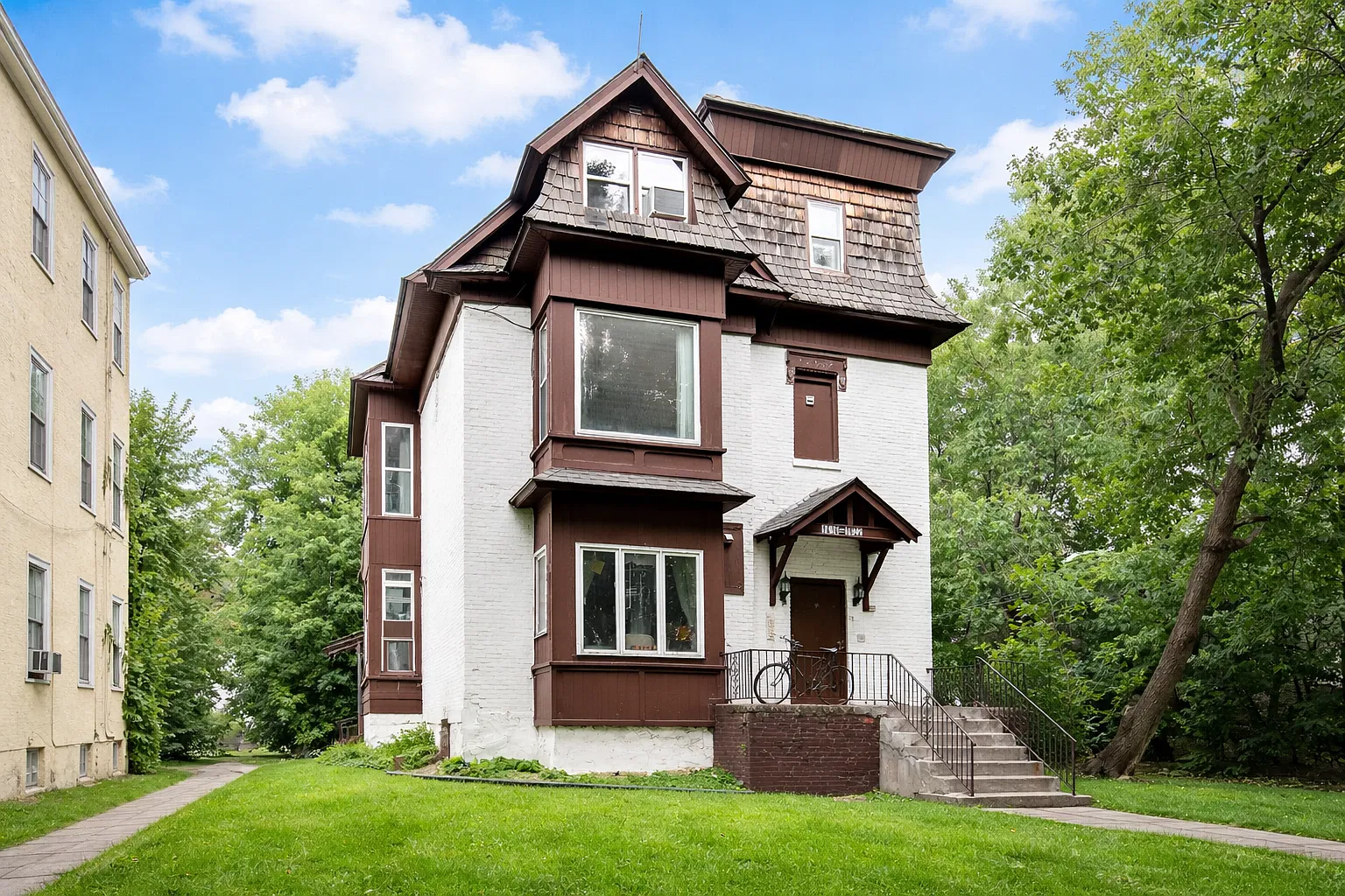 5 bed, $2,100 — Photo 1
