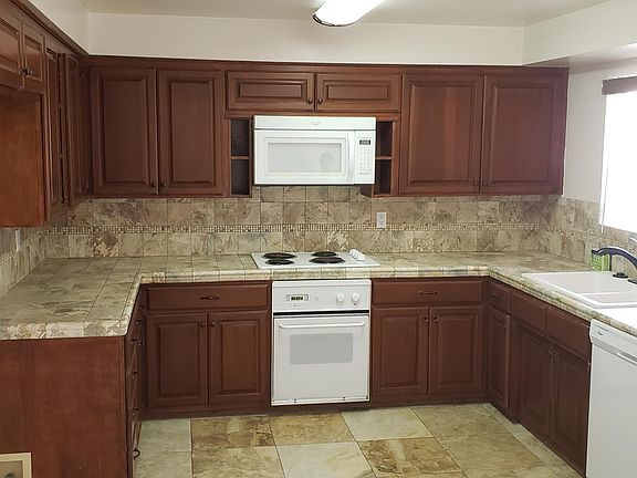 6227 Greenleaf G4 Kitchen