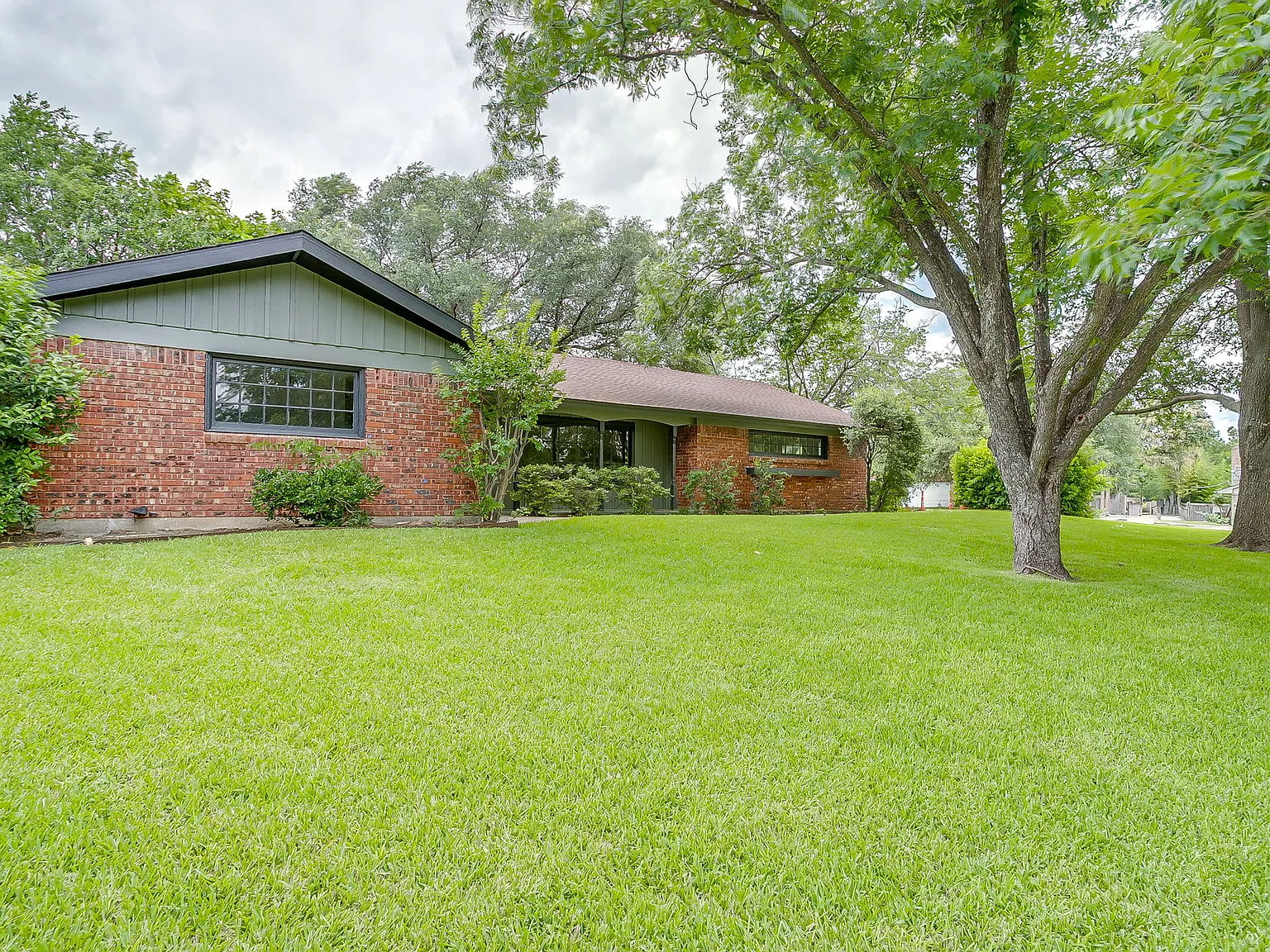 4 bed, 2454 sqft, $3,500 — Photo 4