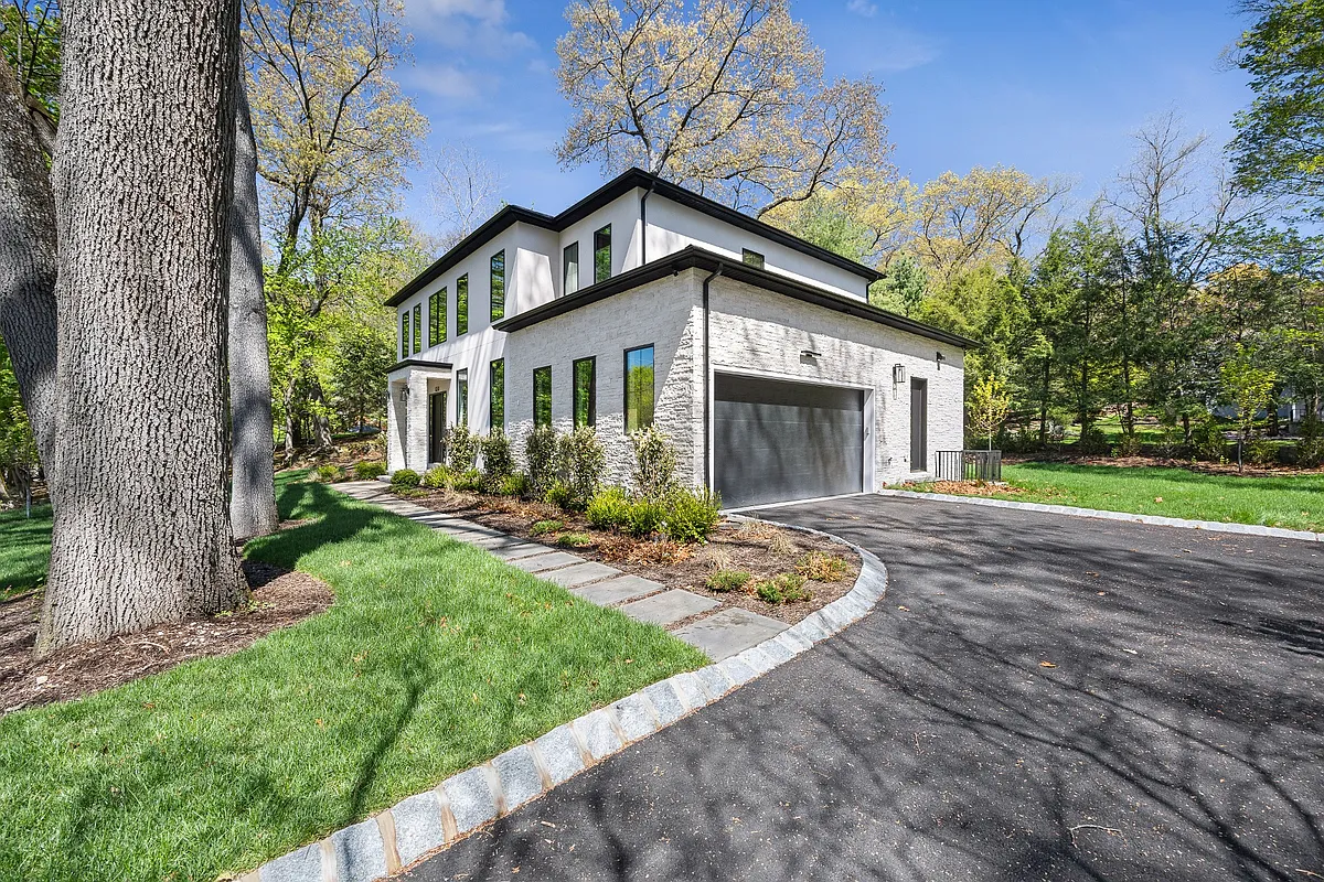 Building Photo - 242 Hardenburgh Ave
