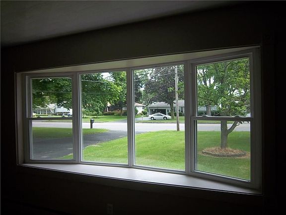 BEAUTIFUL BOW WINDOW BRAND NEW