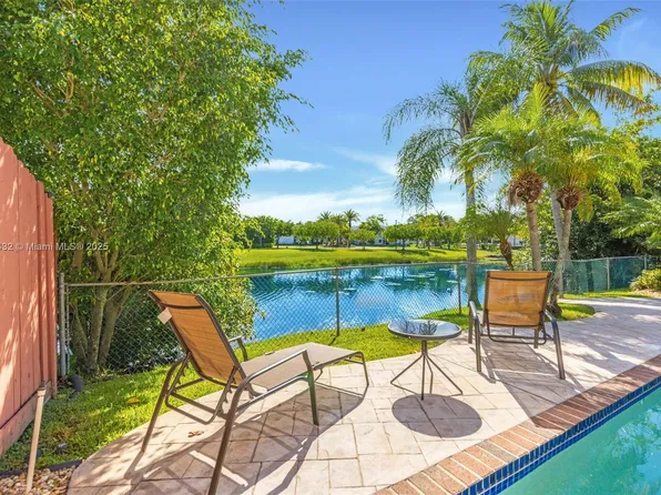 220 SW 113th Ter, Pembroke Pines, FL 33025