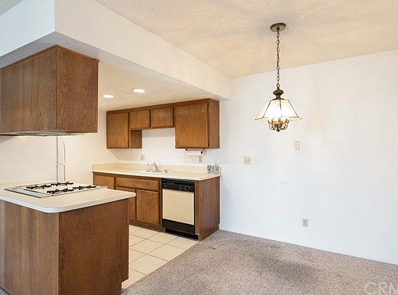 4th image of 2489 W Acacia Ave