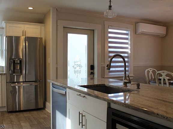 4th image of 75 Chestnut Ave