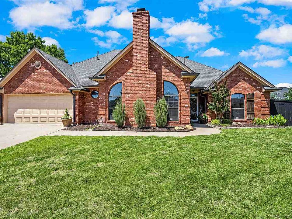 1st image of 7615 NW Castlerock Pl
