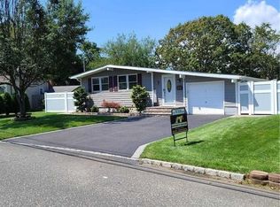 36 Dennis Dr, Ronkonkoma, NY 11779