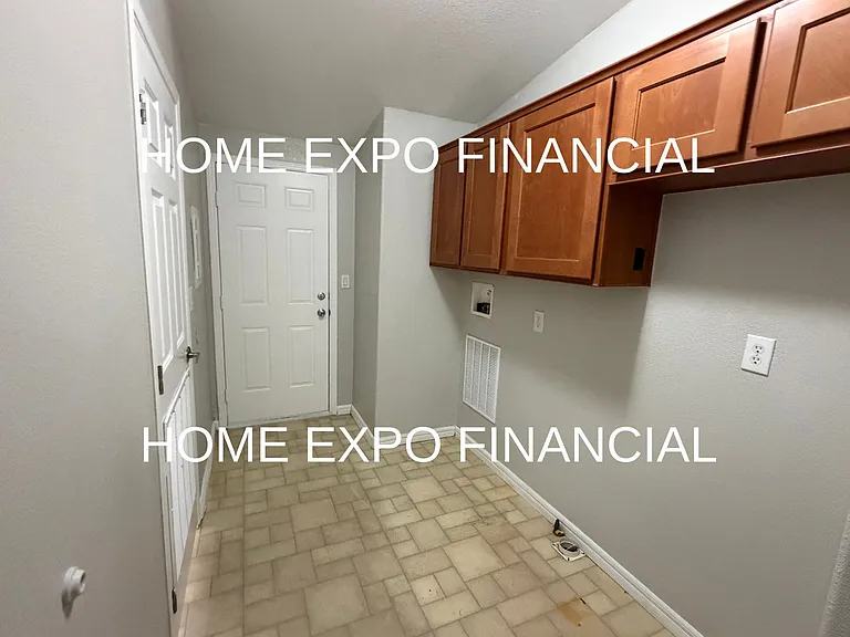 26590 Franklin Ave — Photo 32