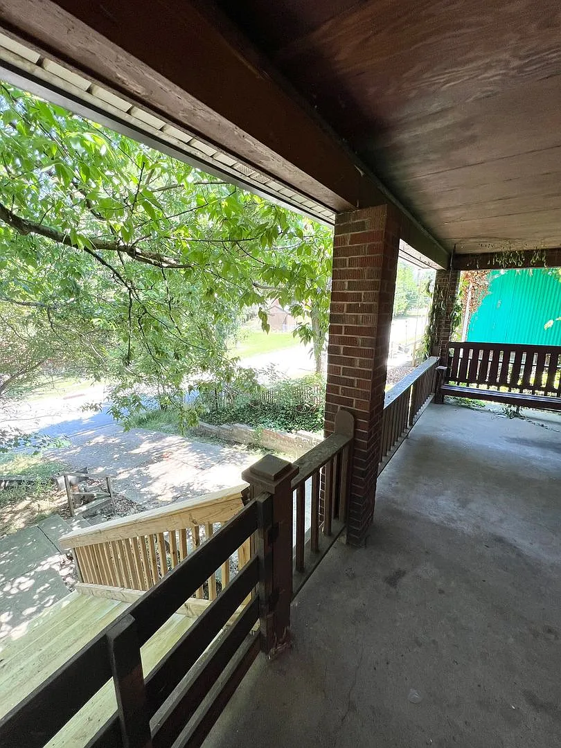 Newly Renovated 2 Bedroom 1 Bathroom in Verona- Garage and Stainless Appliances — Photo 2