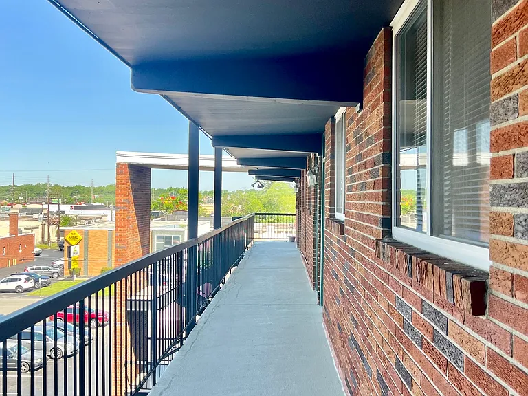Heather House Apartments — Photo 9