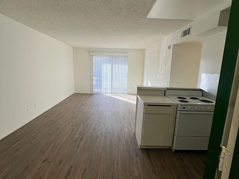 Lennox Lanai Apartments — Photo 23