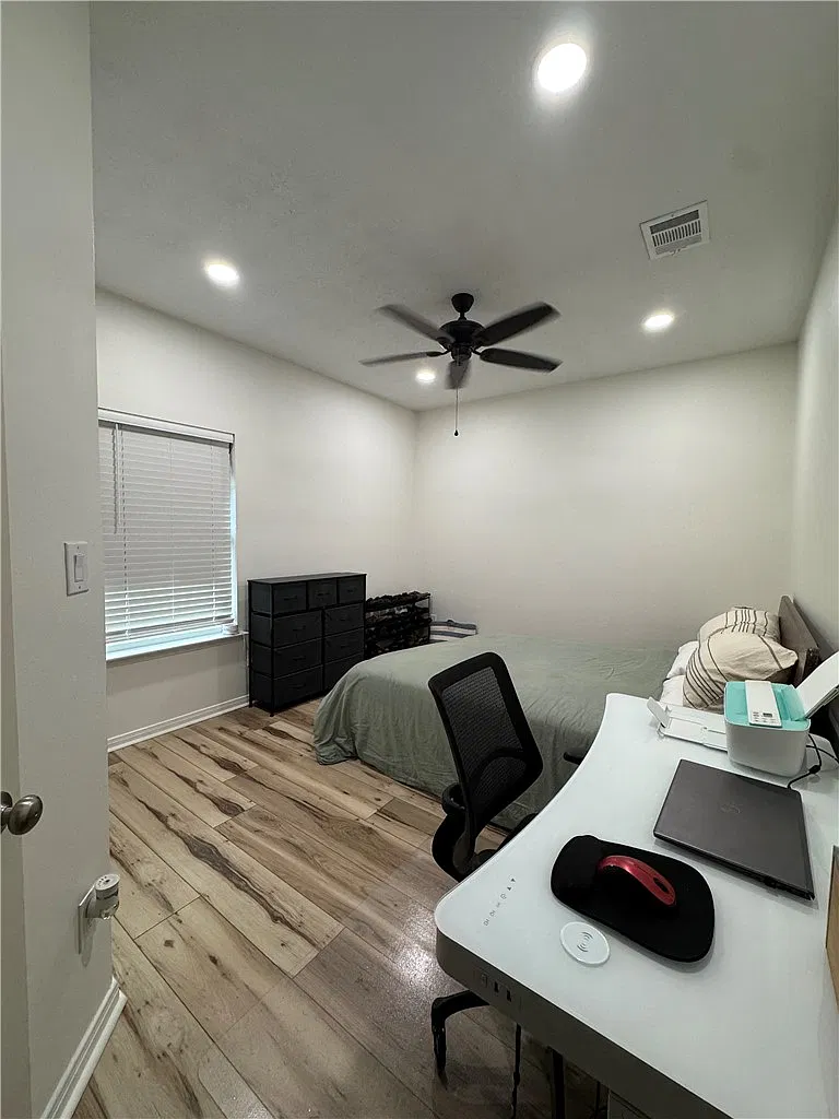 3 bed, 1599 sqft, $2,100 — Photo 4