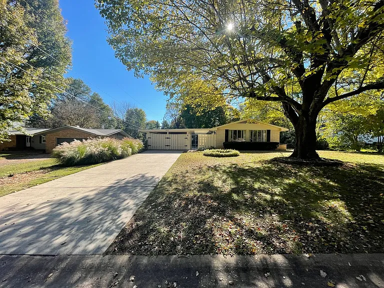 2848 E Eastmoor Dr — Photo 2