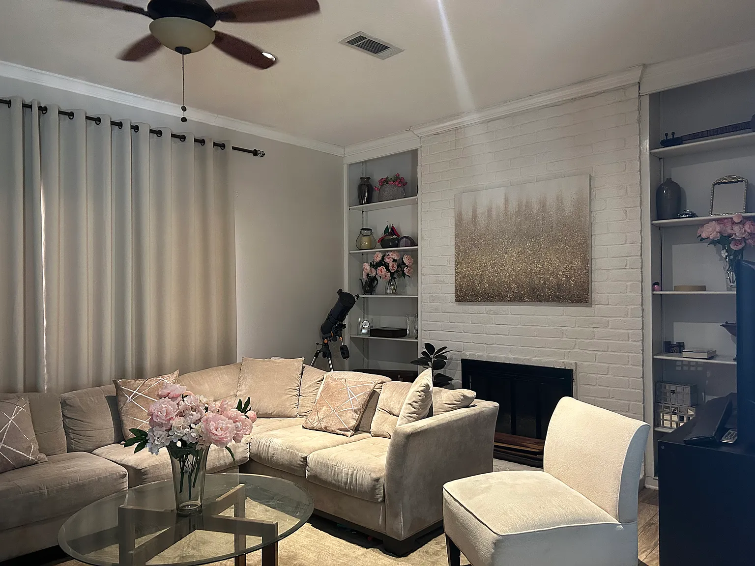 3 bed, 2090 sqft, $2,400 — Photo 2