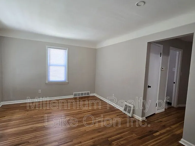 136 W Princeton Ave — Photo 3