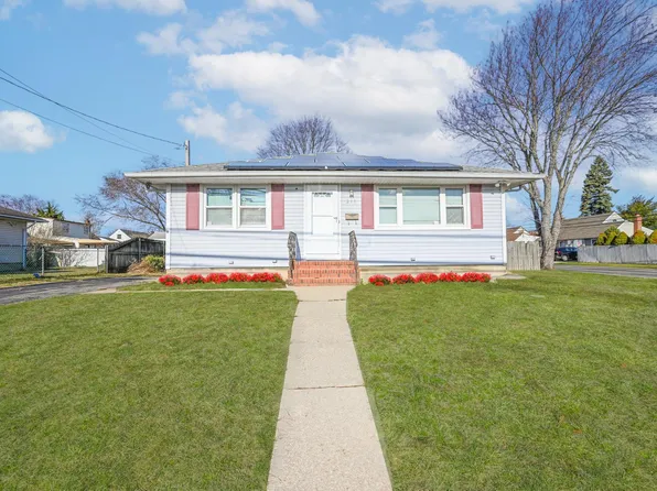 211 Albany Avenue, Lindenhurst, NY 11757