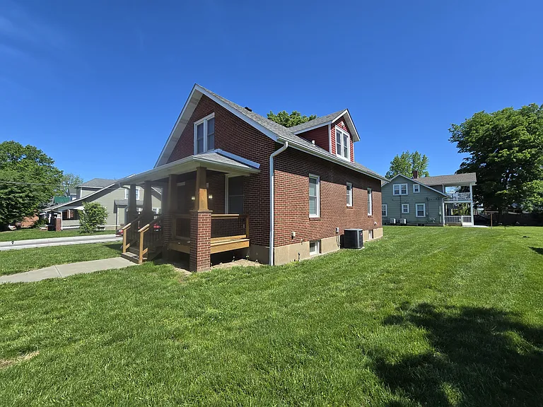 715 W 2nd St — Photo 2