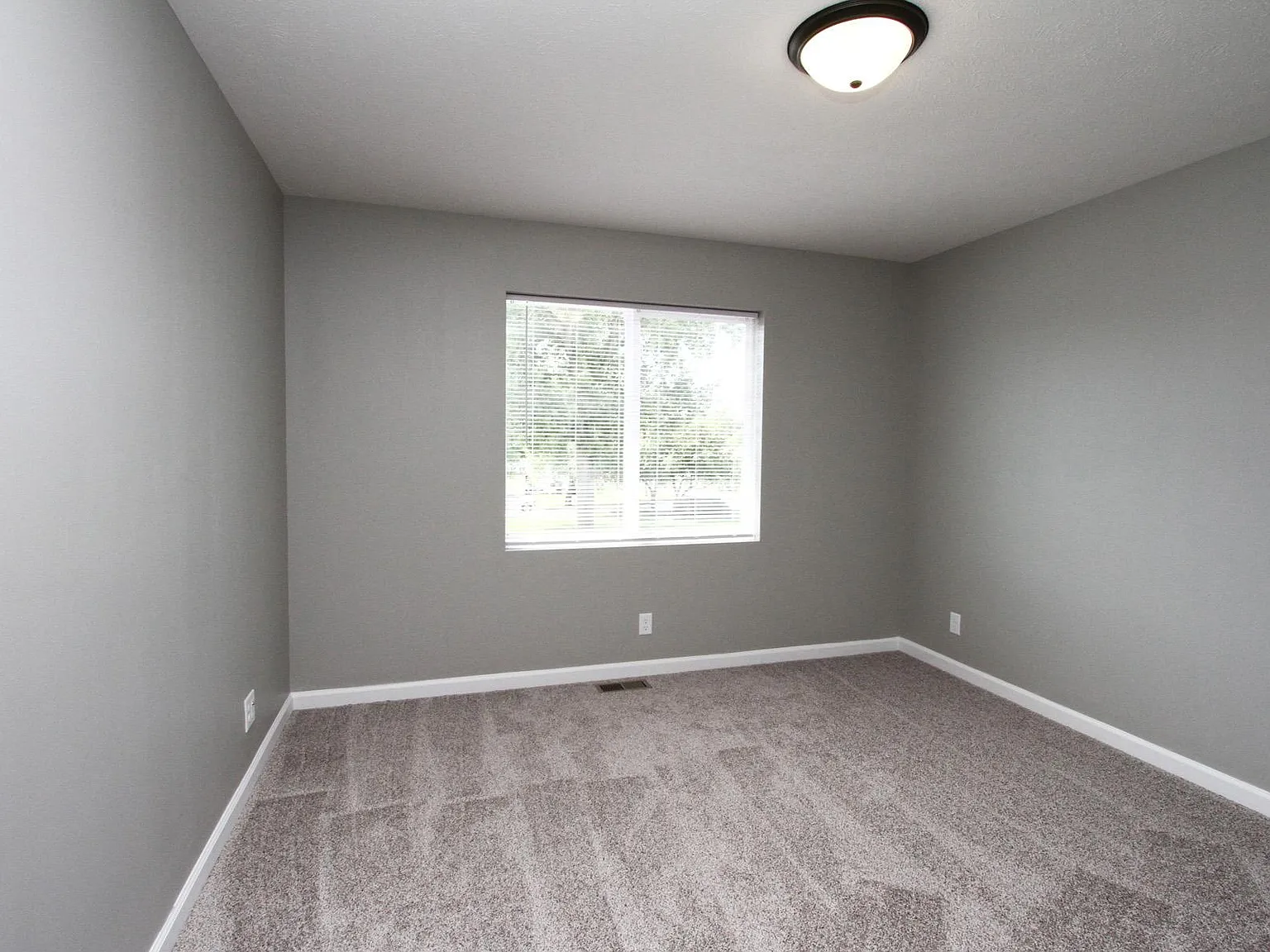 1636 W B St — Photo 4