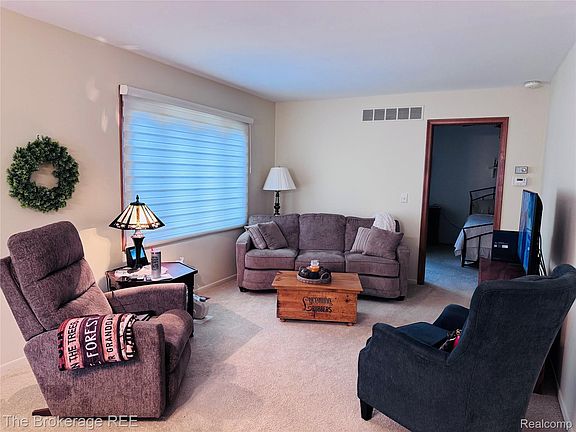 2nd image of 588 Oakbrook Cir