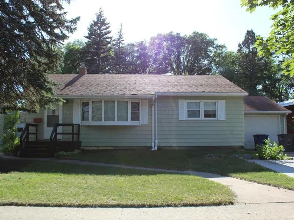 913 13th St S, Moorhead, MN 56560