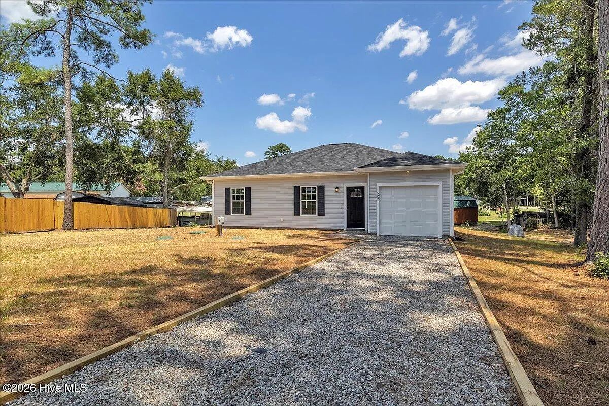 3 bed, 2.0 bath, 1209 sqft, $1,695 — Photo 1