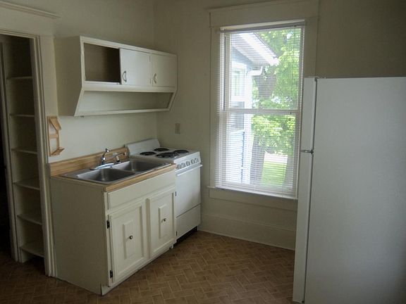 3rd image of 400 Lamont St APT 3