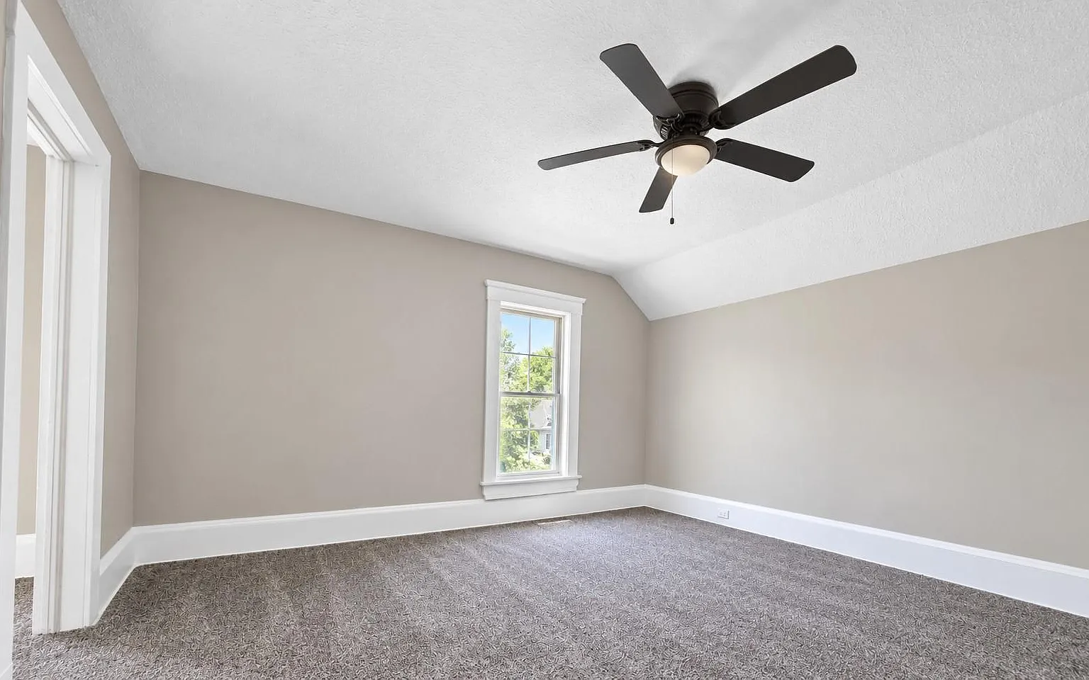 6215 Carpenter Ave - Up — Photo 4