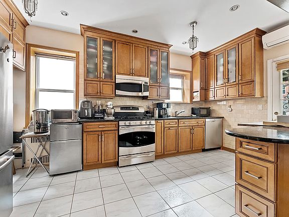 4th image of 1852 E 27th St