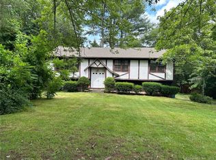 549 W Woods Rd, Hamden, CT 06518