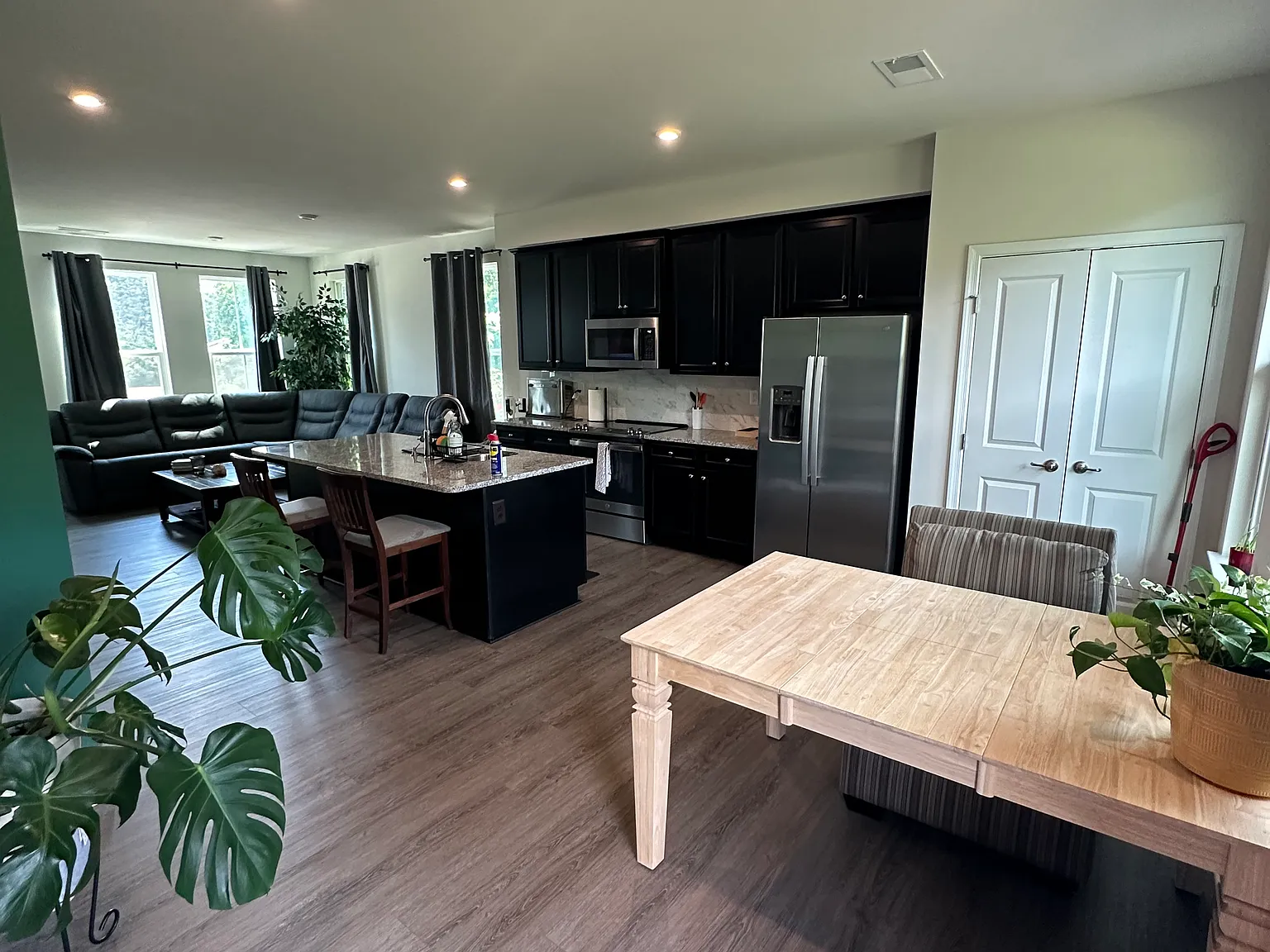 3 bed, 1715 sqft, $2,400 — Photo 4