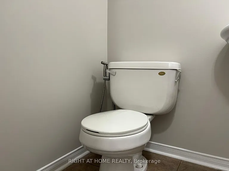 39 Golden Iris Cres — Photo 11