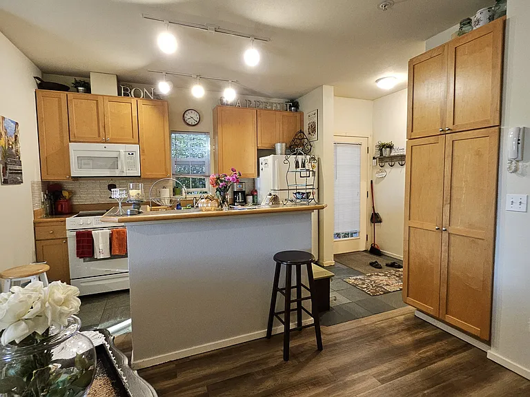 1219 6th Ave N #103 — Photo 6