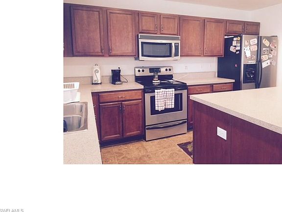 5th image of 423 NE 18th Ter