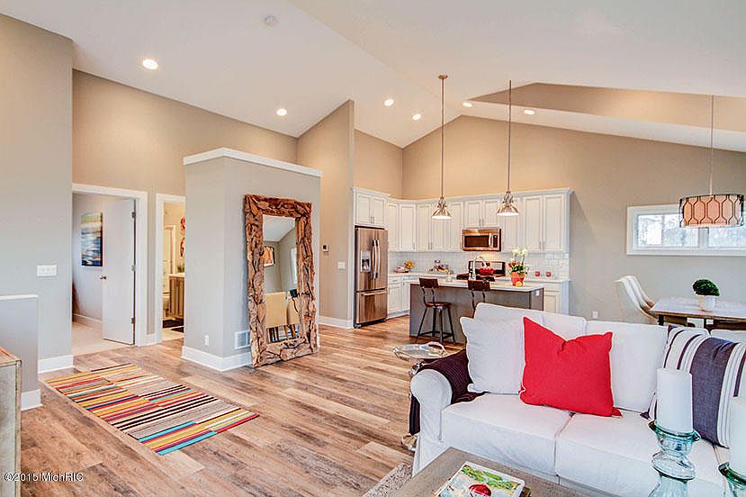 1st image of 542 Macatawa Ave #25