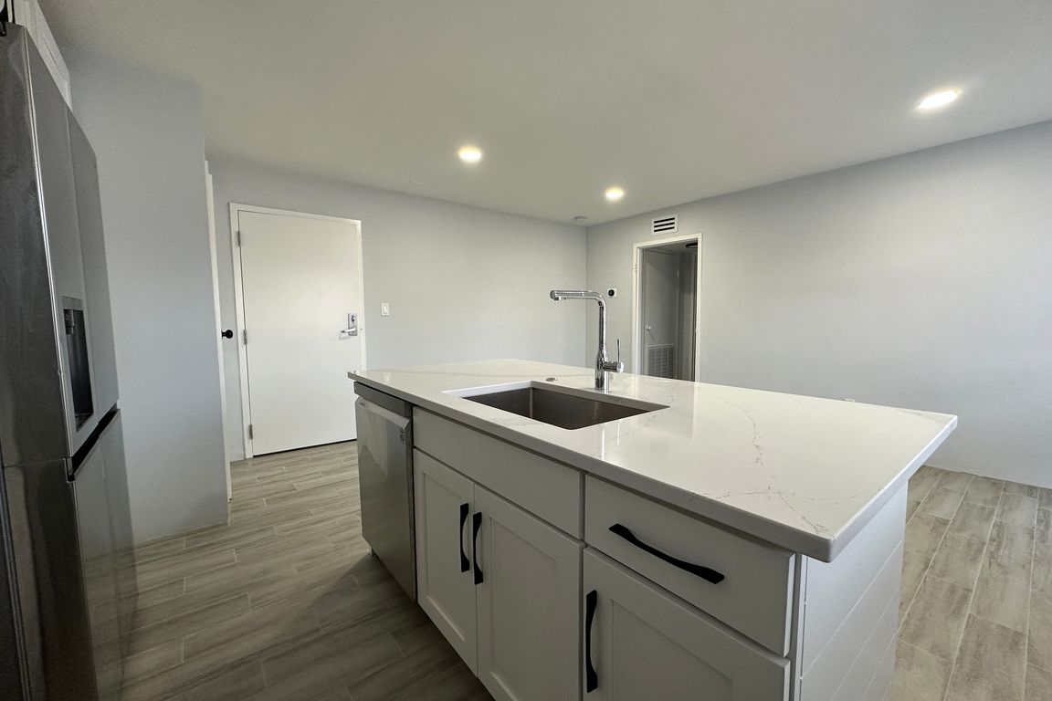 1 bedroom unit with kitchen island layout