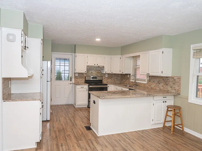 2945 Harcourt Dr — Photo 7