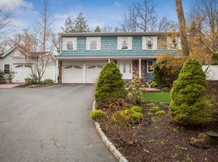 26 Campus Dr, East Setauket, NY 11733