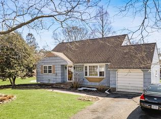 8 Beverly Ln, East Moriches, NY 11940